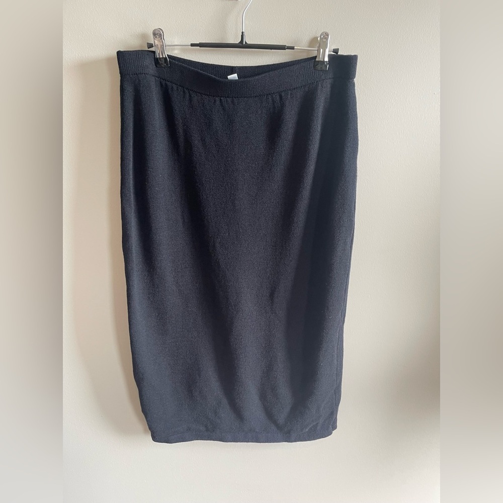 St. John basics Jet Black Santana Knit in a flat front pencil skirt size 12